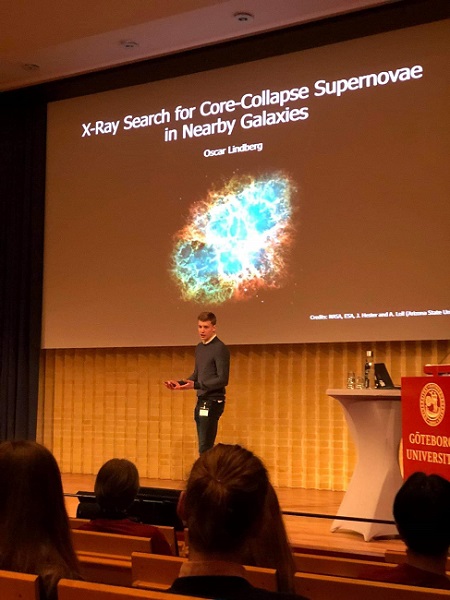 Oscar Lindberg som går på Na Tvär presenterar sitt bidrag ”X-ray Search for Core-Collaps Supernovae in Nearby Galaxies"