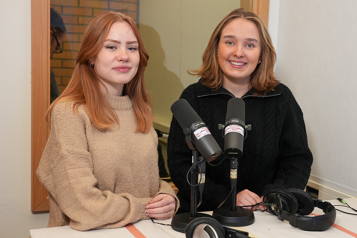 Bild på två av programledarna för Hulehjälpen i en radiostudio